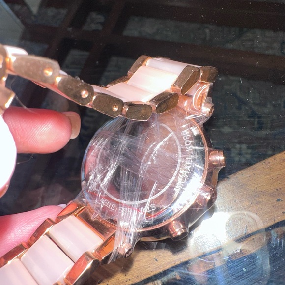 Micheal Kors Watch - Picture 4 of 7